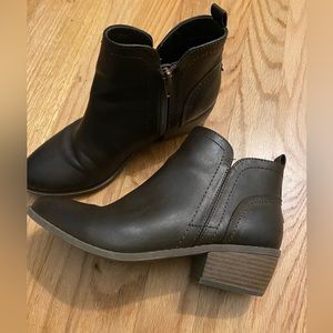 Guess Women’s brown bootie. Size 7 12